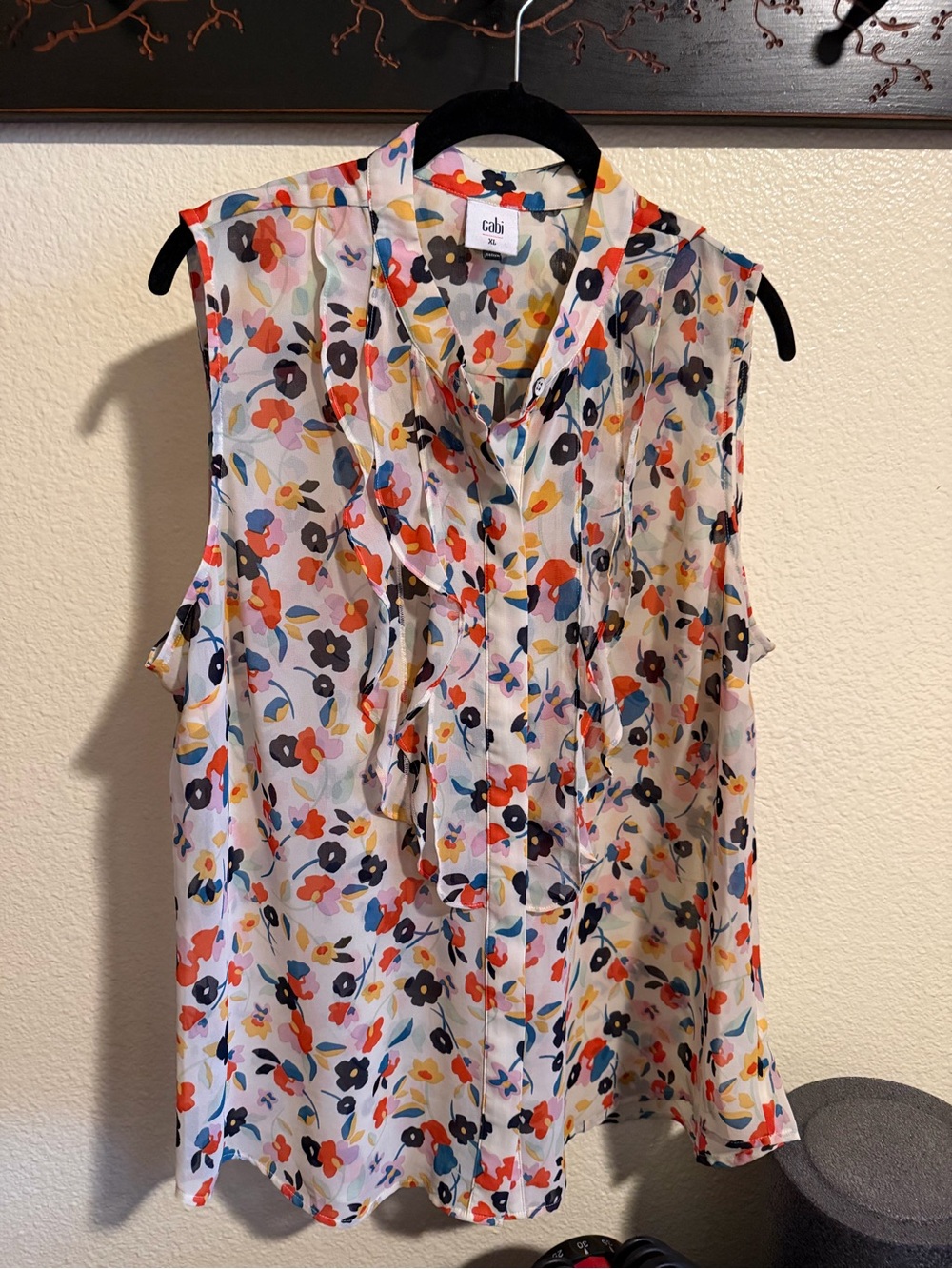 CAbi Sleeveless Tie-Neck Blouse โ Floral Multi